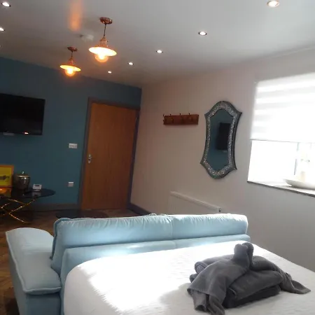 Dandy Lodge, *
